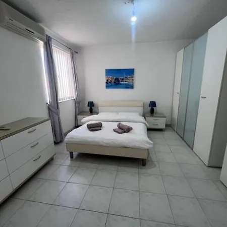 Stylish With Stunning Sea Views Daire